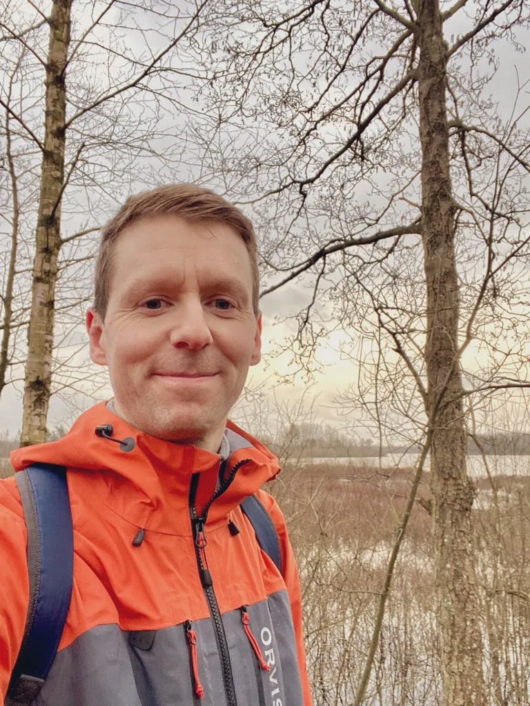 John picture with an autummy forest and lake in the background